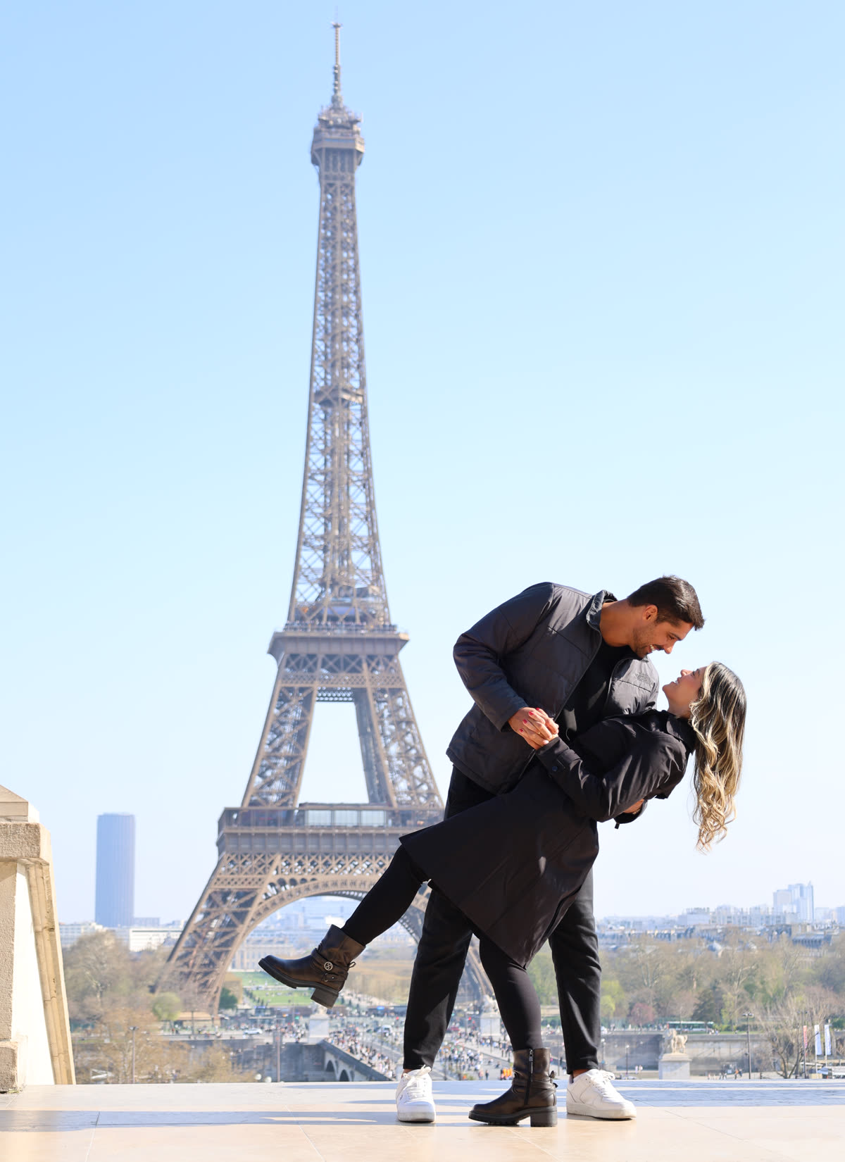 Vinicius Almeida e Pâmela em Paris, com a Torre Eiffel ao fundo